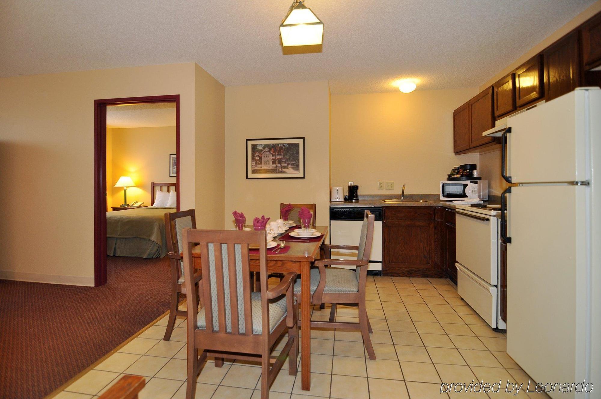 Norwood Inn And Suites Chaska Quarto foto