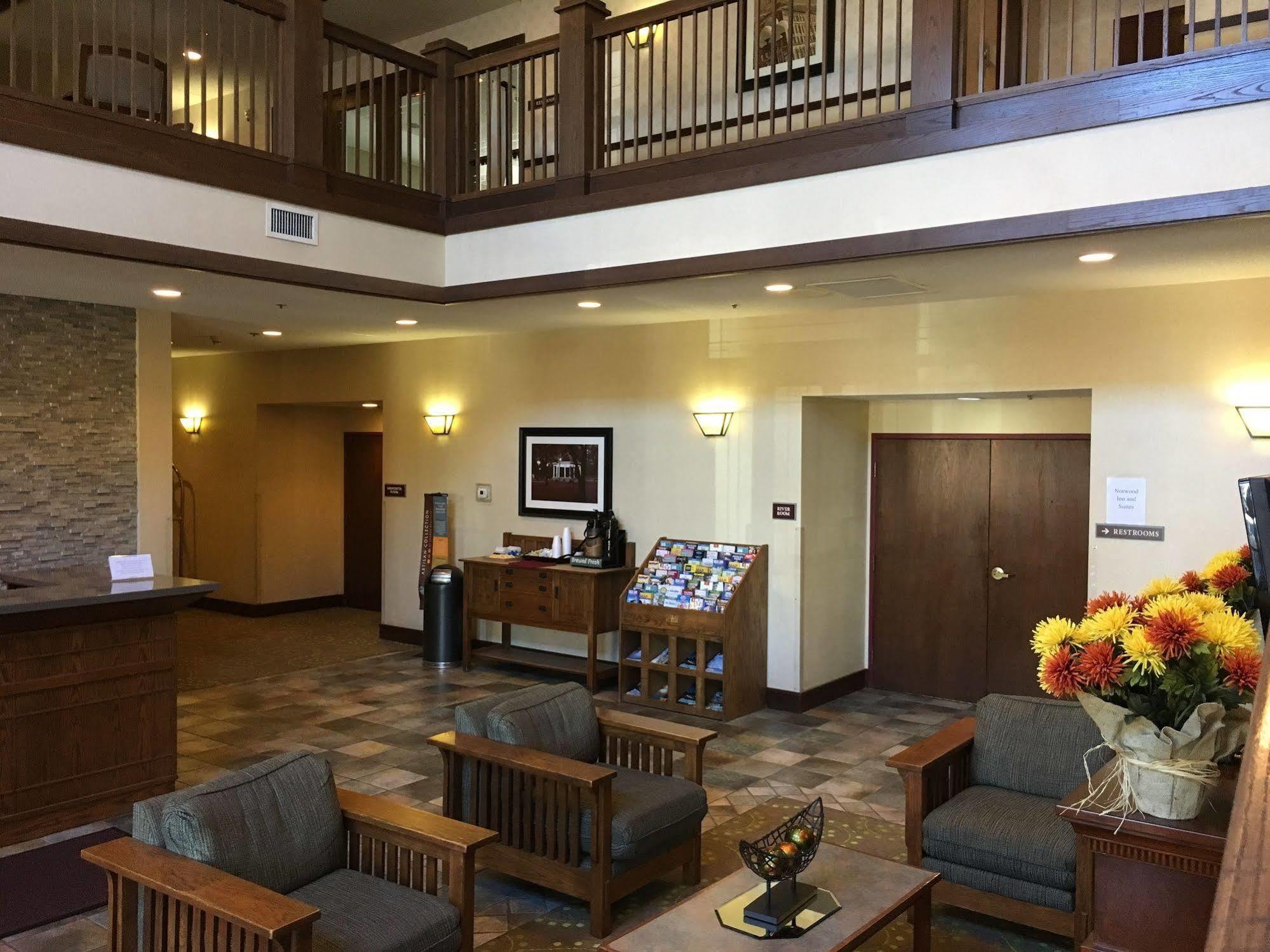 Norwood Inn And Suites Chaska Exterior foto