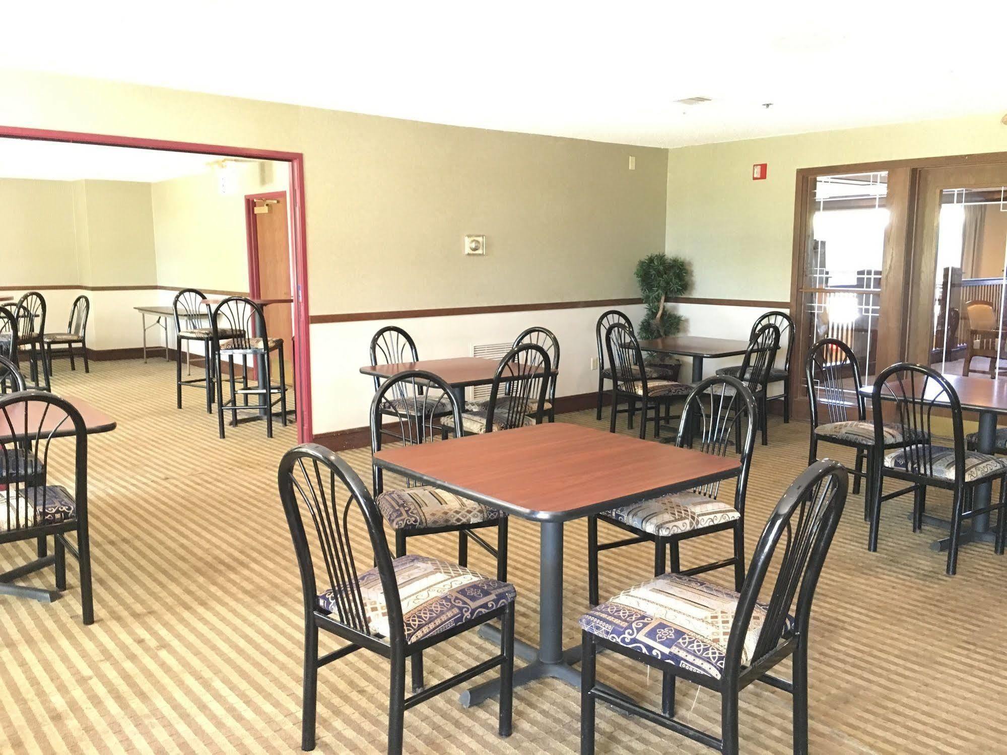 Norwood Inn And Suites Chaska Exterior foto